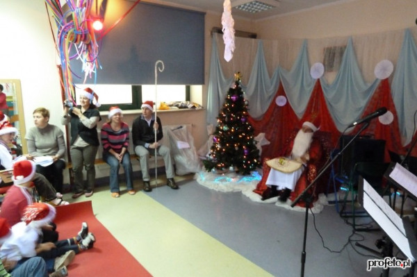 Święty Mikołaj i Wigilia z dziećmi w Staszowie